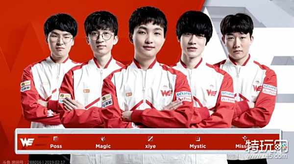 反应显得特 反应显得特